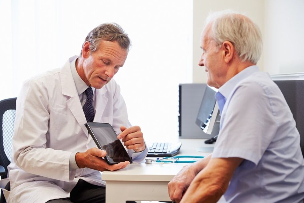 Patiënt met prostatitis bij de afspraak van een arts