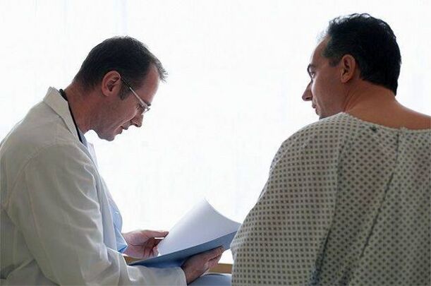Arts schrijft medicatie voor prostatitis voor aan de patiënt